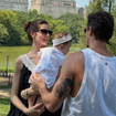 À la 'Bonequinha de Luxo': Camila Queiroz curte o verão em Nova York com vestido preto 'comfy' de renda creme por quase R$ 1,5 mil ao lado de Klebber Toledo em clique raro com a filha Clara, de 7 meses