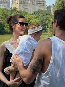 À la 'Bonequinha de Luxo': Camila Queiroz curte o verão em Nova York com vestido preto 'comfy' de renda creme por quase R$ 1,5 mil ao lado de Klebber Toledo em clique raro com a filha Clara, de 7 meses