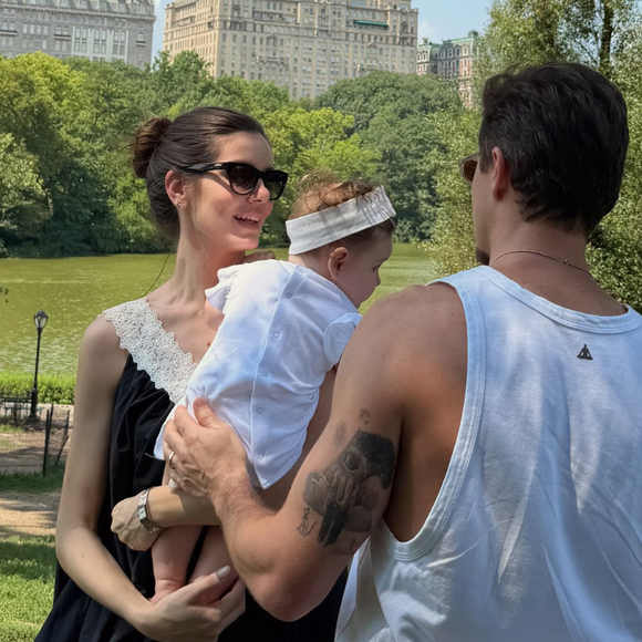 À la 'Bonequinha de Luxo': Camila Queiroz curte o verão em Nova York com vestido preto 'comfy' de renda creme por quase R$ 1,5 mil ao lado de Klebber Toledo em clique raro com a filha Clara, de 7 meses