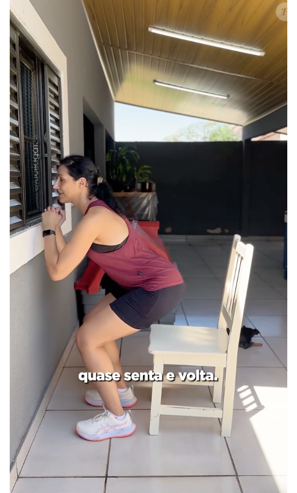 O terceiro nível é um agachamento parcial, onde se levanta da cadeira, mas não encosta o bumbum ao se sentar