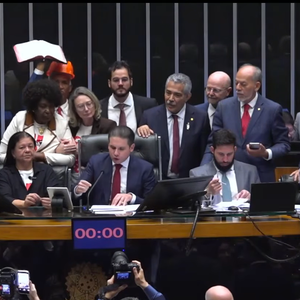 O debate sobre saúde mental e qualidade de vida ganhou força após a aprovação da PEC do fim da escala 6x1. Segundo o g1, o novo modelo prevê ao menos duas folgas semanais, preferencialmente aos domingos
