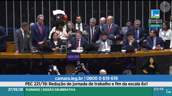 O debate sobre saúde mental e qualidade de vida ganhou força após a aprovação da PEC do fim da escala 6x1. Segundo o g1, o novo modelo prevê ao menos duas folgas semanais, preferencialmente aos domingos
