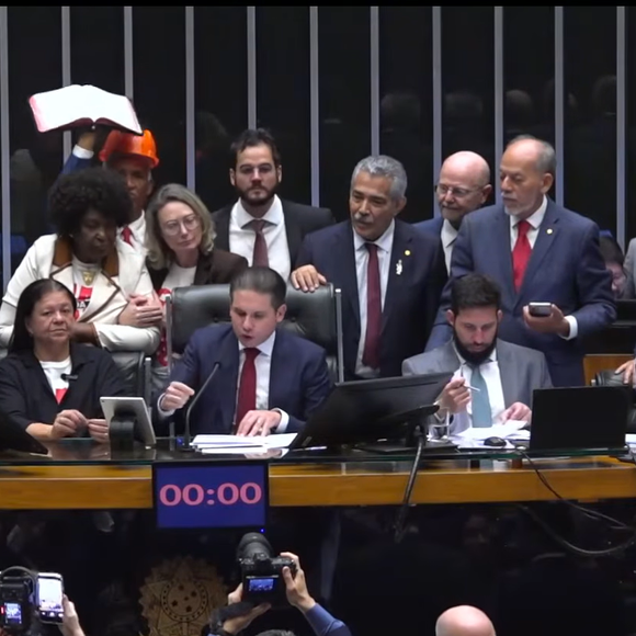 O debate sobre saúde mental e qualidade de vida ganhou força após a aprovação da PEC do fim da escala 6x1. Segundo o g1, o novo modelo prevê ao menos duas folgas semanais, preferencialmente aos domingos