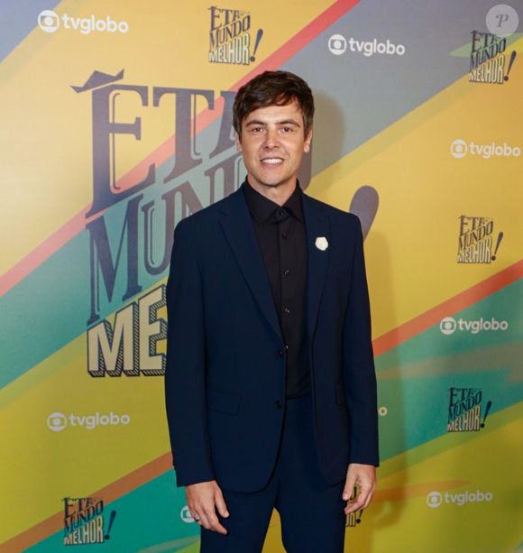 No evento de lançamento da novela Eta Mundo Melhor!, Sérgio Guizé surgiu com aquele ar de galã discreto que sabe exatamente como causar impacto sem precisar gritar por atenção