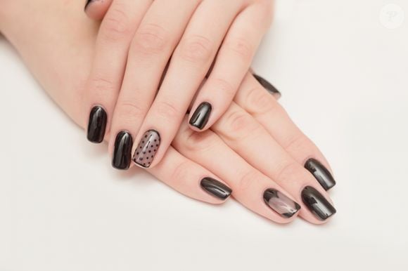 Unhas decoradas em marrom e preto são outra opção