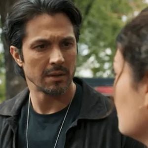 Paulinho (Romulo Estrela) acedita na mentira de Gerluce (Sophie Charlotte) sobre a relação com Rogério (Eduardo Moscovis) em 'Três Graças'