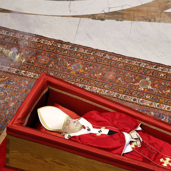 Papa Francisco foi abençoado por um cardeal, que rezou sobre seu corpo