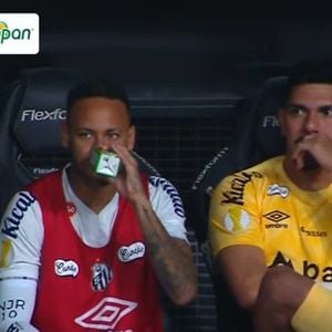 Neymar ficou no banco durante todo o jogo entre Santos e Corinthians