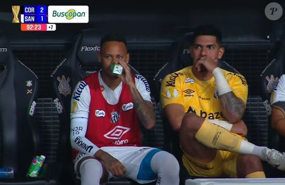 Neymar ficou no banco durante todo o jogo entre Santos e Corinthians