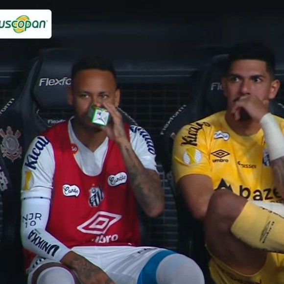 Neymar ficou no banco durante todo o jogo entre Santos e Corinthians