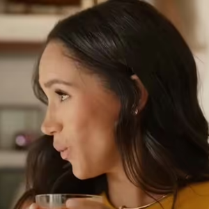 E um dos pilares de sua rotina de bem-estar é o famoso kombucha ou chá verde, uma mistura que ela mesma apelidou de seu “ouro líquido” pela capacidade de revitalizar o organismo desde as primeiras horas da manhã.