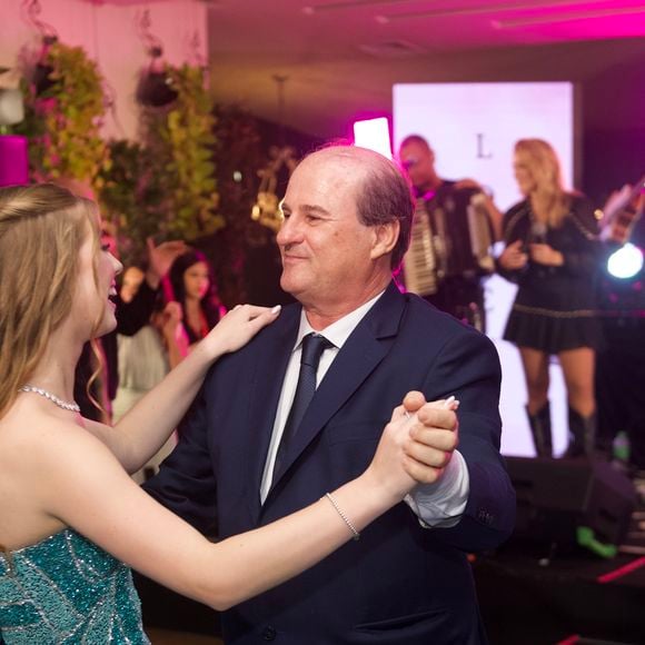 Ex-'Carinha de Anjo', Lorena Queiroz também dançou a valsa com o avô materno Ademar
