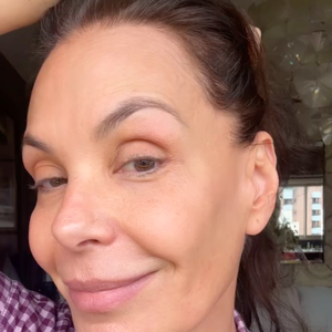 Nos stories do Instagram, Carolina Ferraz rebateu as críticas e mostrou uma pele impecável