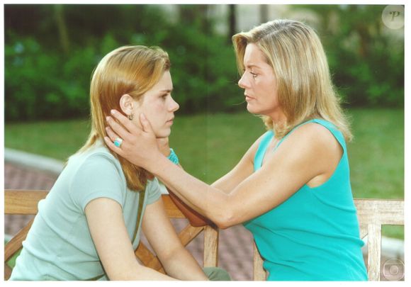 Música 'Love By Grace' tocou no fundo de cena dramática quando Camila (Carolina Dieckmmann) tinha o cabelo raspado durante tratamento contra leucemia na novela 'Laços de Família'