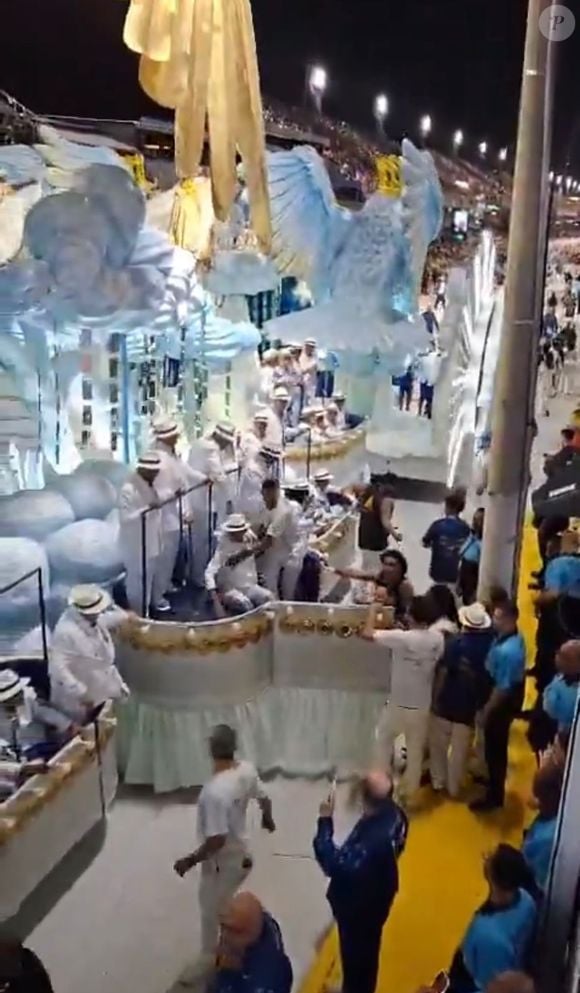 Vídeo que circula nas redes mostra integrantes da Velha Guarda da Portela sendo colocados às pressas em um carro alegórico durante o desfile no Carnaval 2026. As imagens provocaram indignação e críticas de internautas