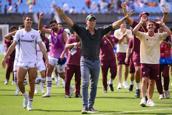 Renato Gaúcho celebra classificação com time completo — exceto Renê, único suspenso
