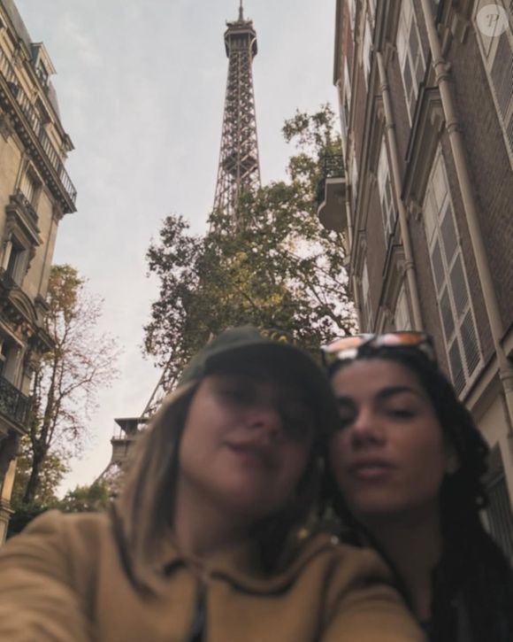 Manu morelli, de 'Beleza Fatal', surge em clima de romance em Paris com a namorada Samantha Jones, de ‘Renascer’.