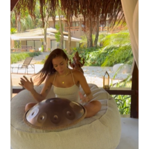 A nova "era zen" da cantora não tem nada a ver com sua música, mas sim com o nome que os fãs deram à fase atual da diva, marcada por mantras, meditação e um closet recheado de vestidos longos e estampados.