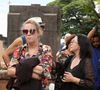 Corpo de Juca de Oliveira foi enterrado em 22 de março de 2026 para emoção da filha única, Isabella (centro da foto), da viúva, Maria Luisa Faro (à esquerda) e amigos como Taumaturgo Ferreira (atrás, de chapéu)