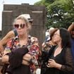 Corpo de Juca de Oliveira é enterrado sob emoção da viúva e da única filha; Irene Ravache e mais amigos famosos também dão último adeus ao ícone do teatro. Fotos