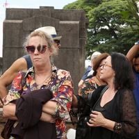 Corpo de Juca de Oliveira é enterrado sob emoção da viúva e da única filha; Irene Ravache e mais amigos famosos também dão último adeus ao ícone do teatro. Fotos