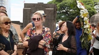 Corpo de Juca de Oliveira é enterrado sob emoção da viúva e da única filha; Irene Ravache e mais amigos famosos também dão último adeus ao ícone do teatro. Fotos