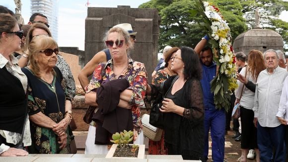 Corpo de Juca de Oliveira foi enterrado em 22 de março de 2026 para emoção da filha única, Isabella (centro da foto), da viúva, Maria Luisa Faro (à esquerda) e amigos como Taumaturgo Ferreira (atrás, de chapéu)