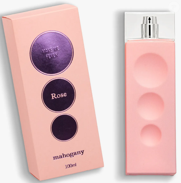 O perfume Make Me Fever Rose, de Mahogany, mostra uma embalagem rosa moderna e divertida.