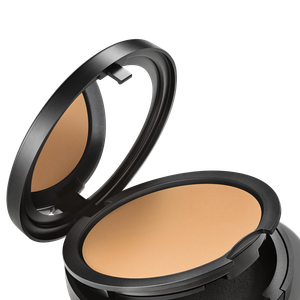A base ganhou reforço com o Studio Fix Foundation na cor NC20, garantindo maior cobertura