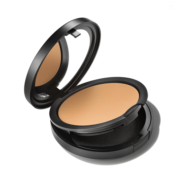 A base ganhou reforço com o Studio Fix Foundation na cor NC20, garantindo maior cobertura