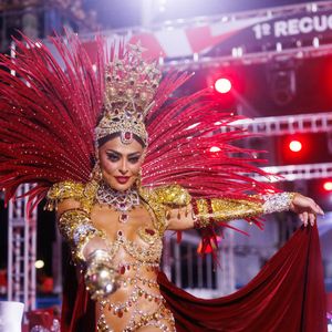 Juliana Paes celebrou título da Viradouro antes de anunciar despedida do posto de Rainha