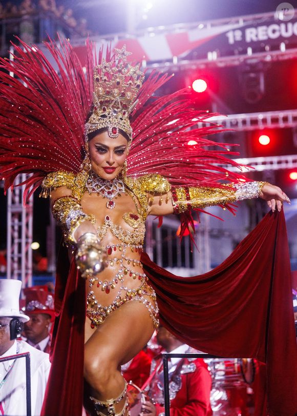 Juliana Paes celebrou título da Viradouro antes de anunciar despedida do posto de Rainha
