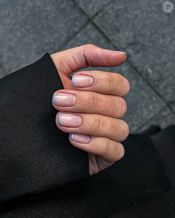 Cores suaves que destacam as unhas minimalistas