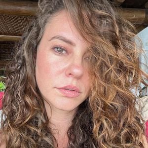 Muitos fãs estranharam quando Paolla Oliveira começou a usar os cabelos cacheados e nem ela escapou das críticas na época.