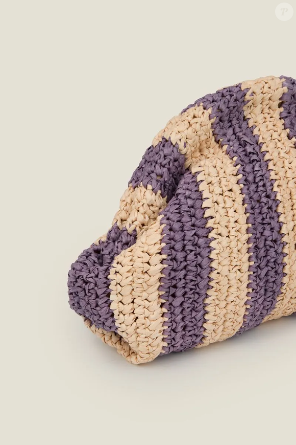 Assim como o linho, ela aparece como um dos grandes símbolos da moda de clima quente, especialmente nos acessórios.