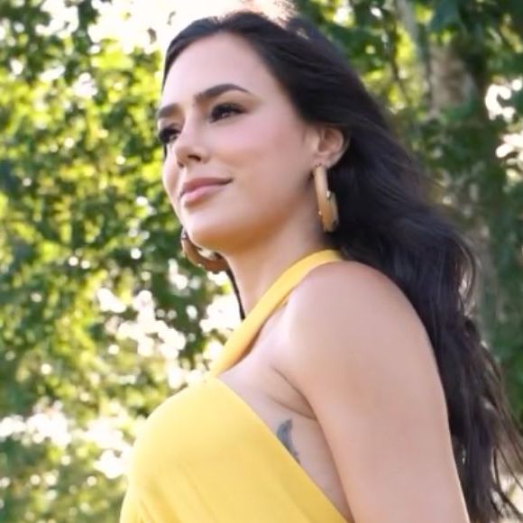 De biquíni, Bruna Biancardi exibe barrigão vídeo e fala sobre 2ª gravidez de Neymar: 'Minhas curvas estão mudando'