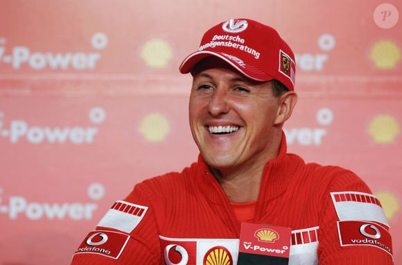 Michael Schumacher ‘está aqui - diferente, mas aqui. Ele ainda me mostra o quão forte é todos os dias’, escreveu Corinna