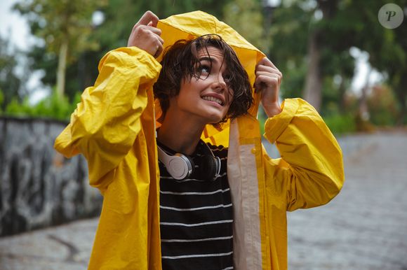 Reportagem do portal espanhol elDiario.es mostra que caminhar na chuva sem proteção pode funcionar como uma experiência sensorial intensa e até uma descarga emocional