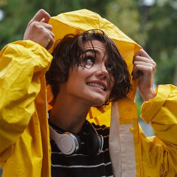 Reportagem do portal espanhol elDiario.es mostra que caminhar na chuva sem proteção pode funcionar como uma experiência sensorial intensa e até uma descarga emocional