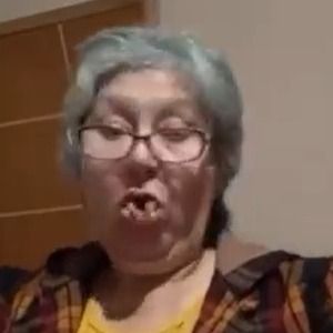 Uma jovem do TikTok colocou a avó para experimentar o body splash de waffle e a senhora também teve ânsia de vômito