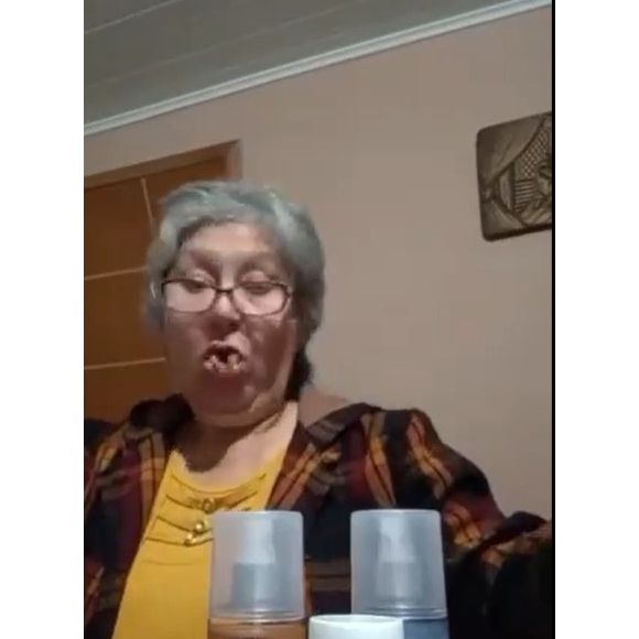 Uma jovem do TikTok colocou a avó para experimentar o body splash de waffle e a senhora também teve ânsia de vômito