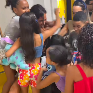 Bruna Marquezine celebrou os 31 anos cercada por crianças da Casa Amarela Providência. Shawn Mendes compartilhou o momento e agradeceu o trabalho da instituição