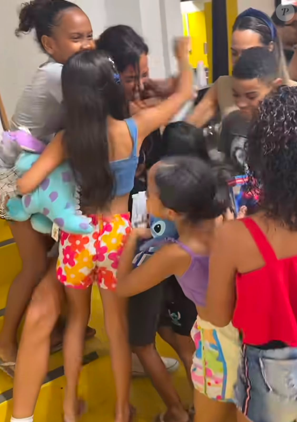 Bruna Marquezine celebrou os 31 anos cercada por crianças da Casa Amarela Providência. Shawn Mendes compartilhou o momento e agradeceu o trabalho da instituição