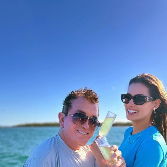 Para comemorar a lua de mel, o casal saiu de viagem para um resort luxuoso na Bahia