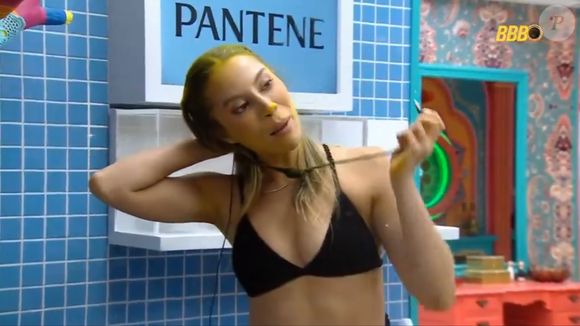 'BBB 25': Eva e Renata levaram bronca por quase entrarem no chuveiro de microfone