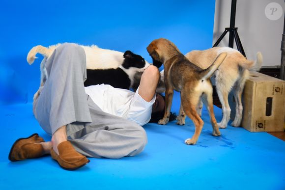 Em novo projeto, Tiago Iorc contracenou com oito filhotes de cachorro de ONG que faz resgate animal