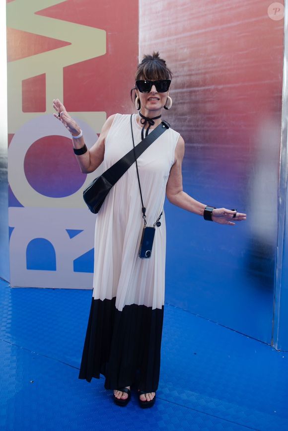 Rio Fashion Week 2026: Fernanda Abreu compareceu ao evento com um vestido branco e preto