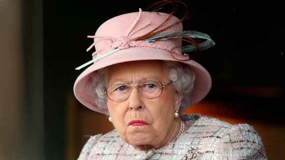 A resposta brutal e hilariante de Rainha Elizabeth II a um alto funcionário da corte que recusou seu convite: 'Não vou...'