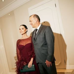 Já Giuliana Lancellotti, mãe da atriz, apostou em um vestido marsala com plumas e transparência