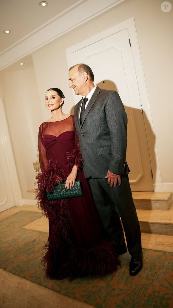 Já Giuliana Lancellotti, mãe da atriz, apostou em um vestido marsala com plumas e transparência